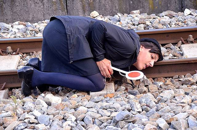 8 Personen warten auf